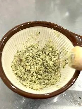 すり鉢ですりつぶした麻ナッツ