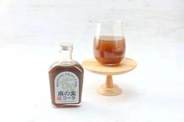 麻の実クラフトコーラの瓶とグラス