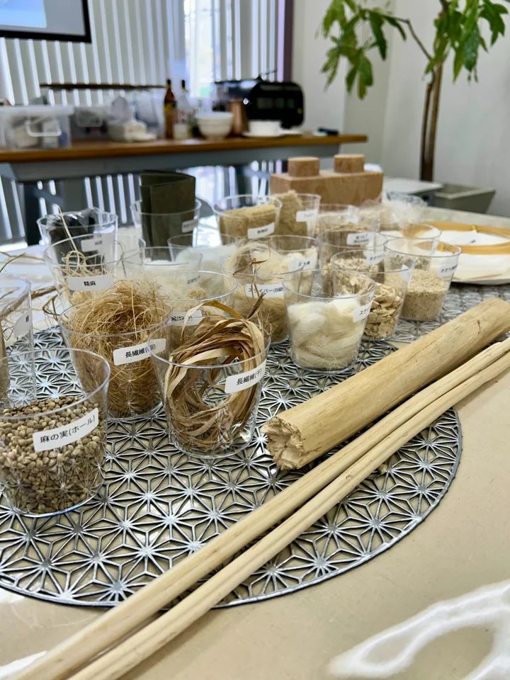 おがらや繊維などを並べた原料展示