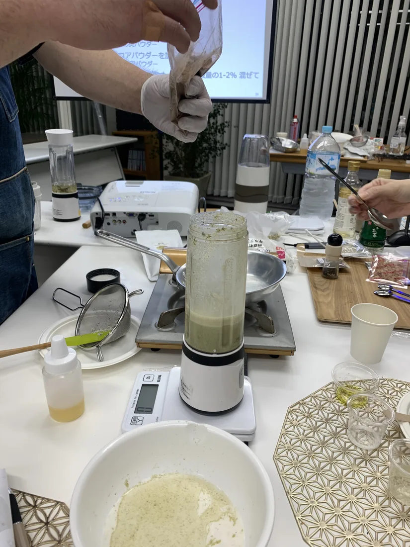 前回のセミナーでミキサーによる調理実演をする様子