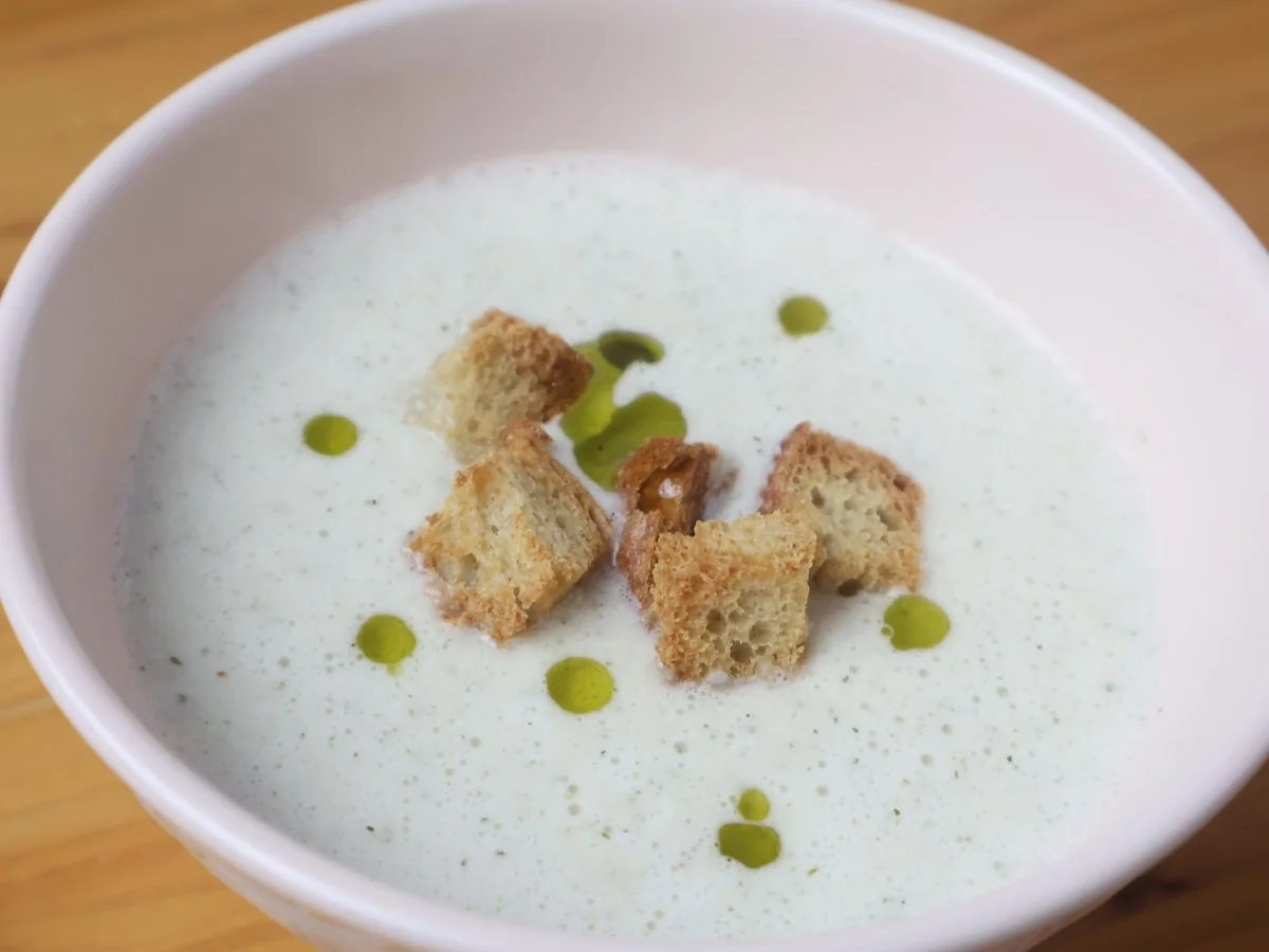 セロリの葉のポタージュと麻の実クルトンの試作例