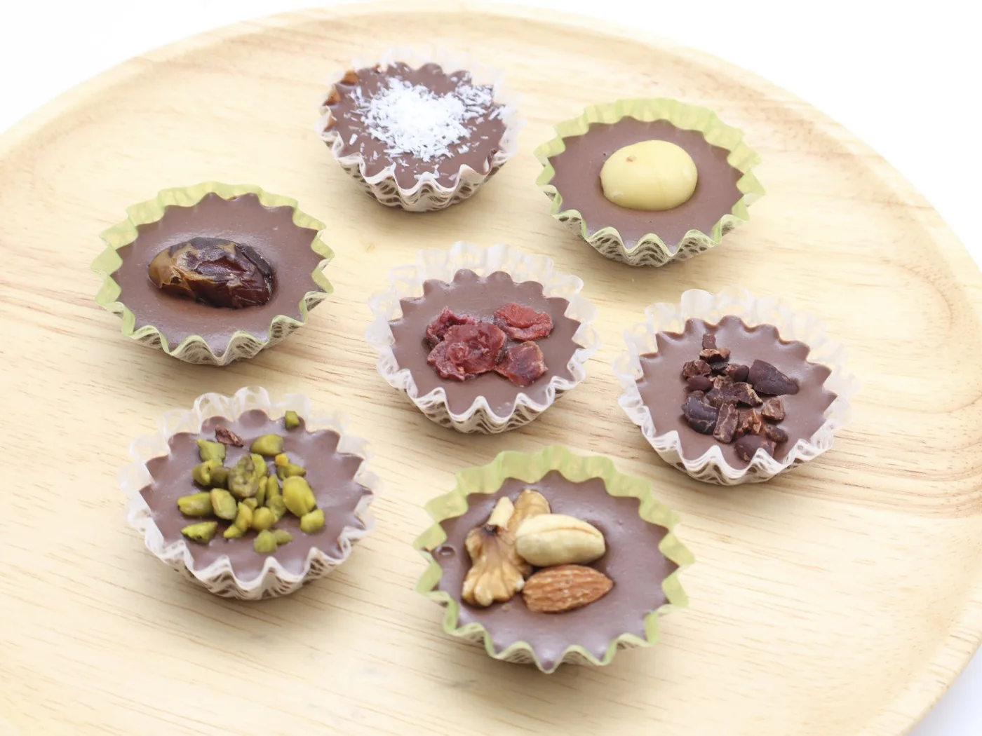 丸い型に流しトッピングを添えたヘンプミルクチョコレート
