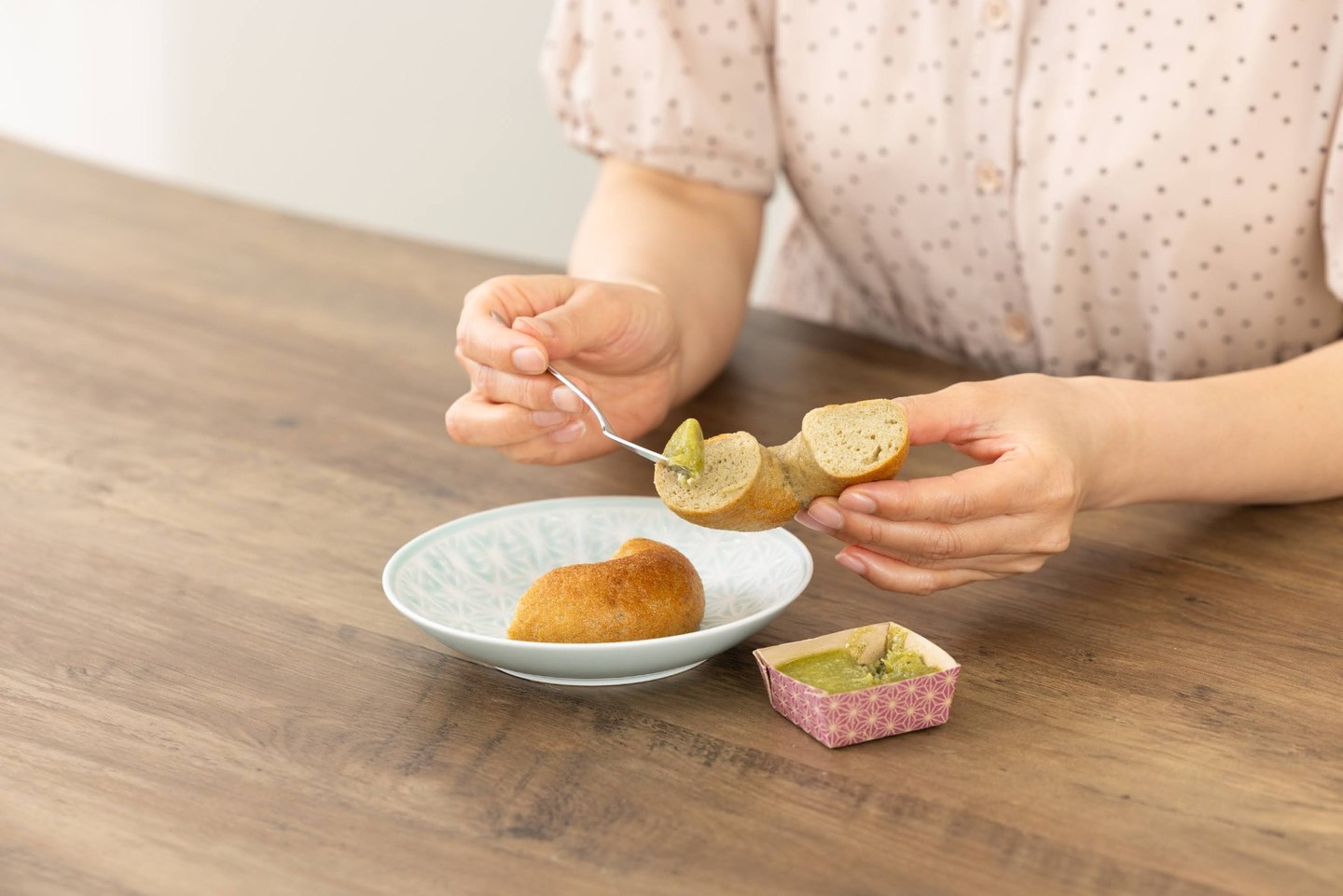 ベーグルにヘンプバターを塗って楽しむ様子