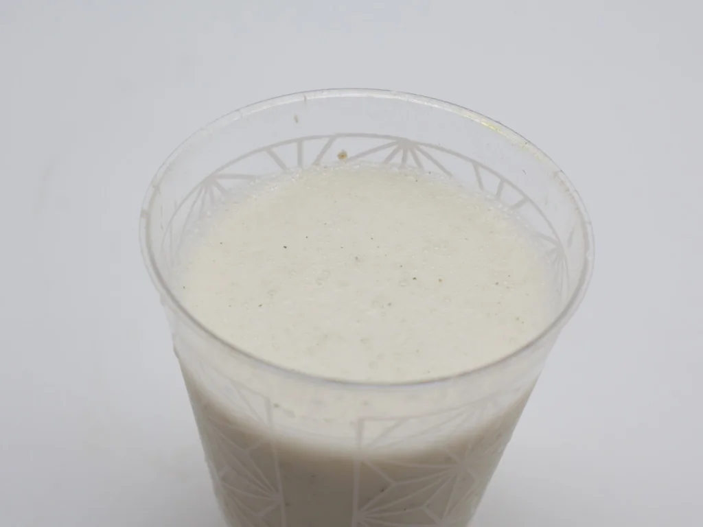 牛乳ヘンプミルクのラッシーをグラスに注いだ試作写真