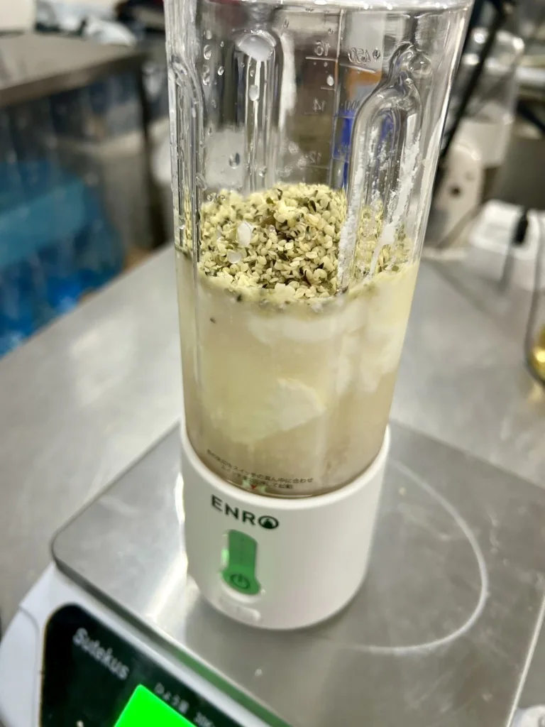 麻ナッツと液体をミキサーに入れた調理途中の写真