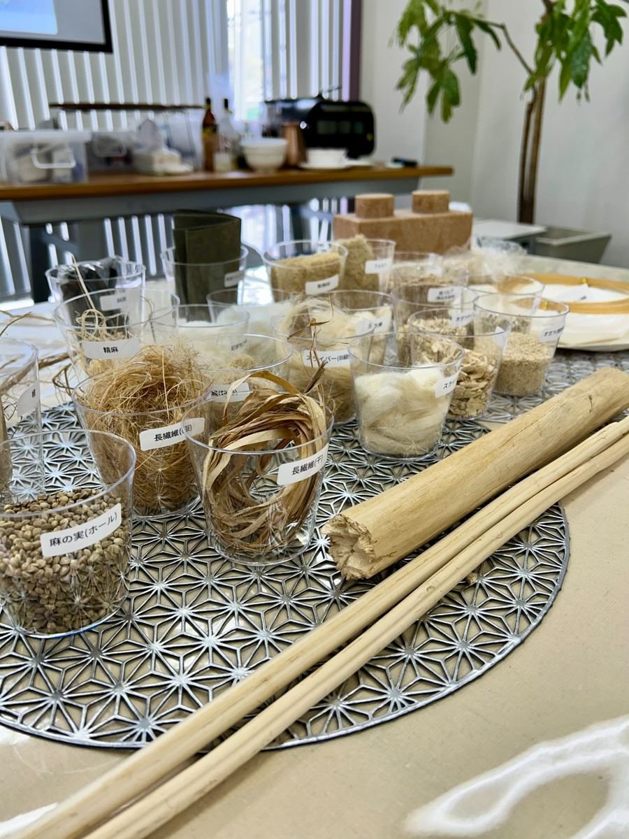精麻、おがら、麻の実などを並べた原料展示