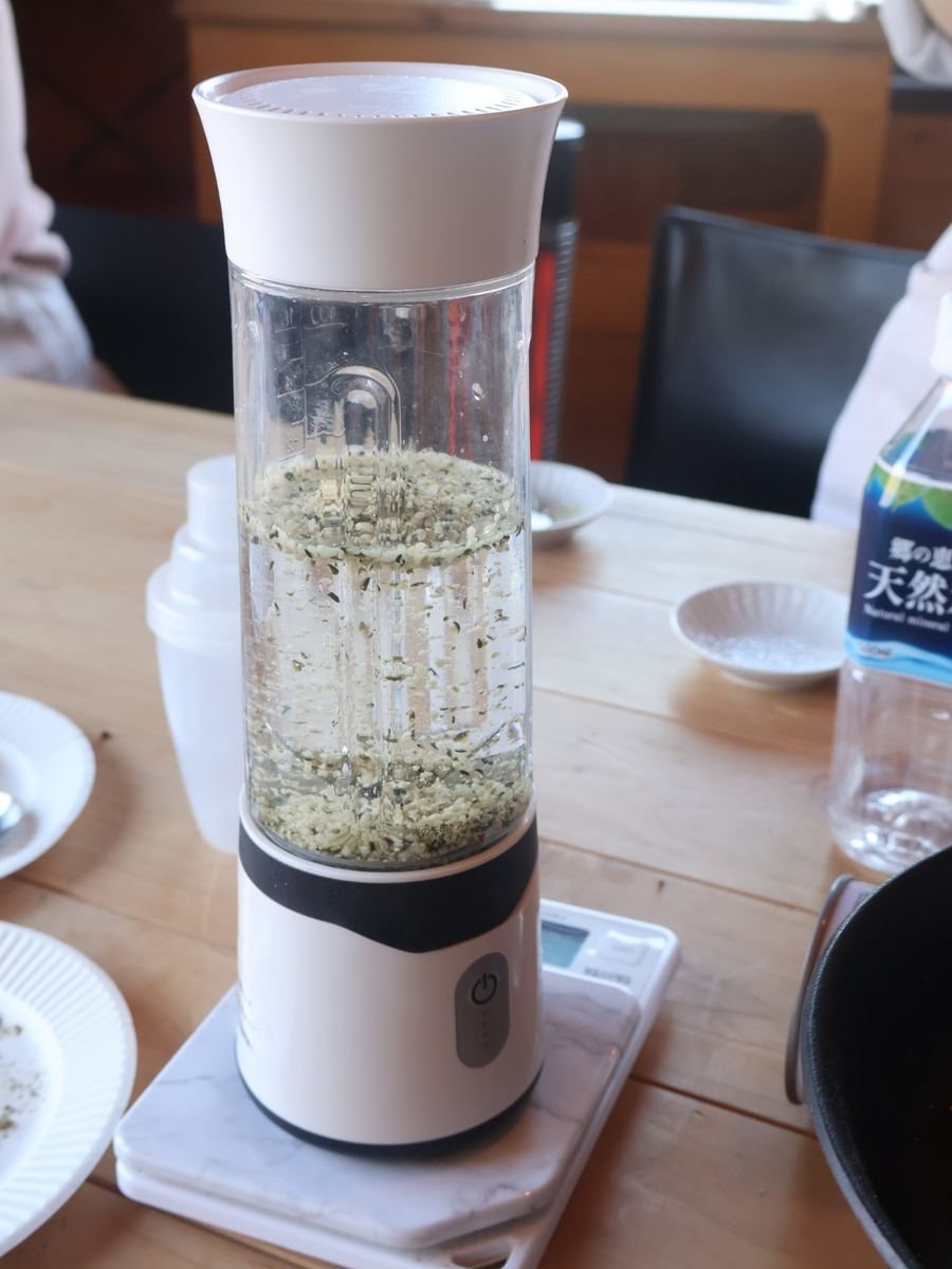 ブレンダーに入れた麻ナッツと水