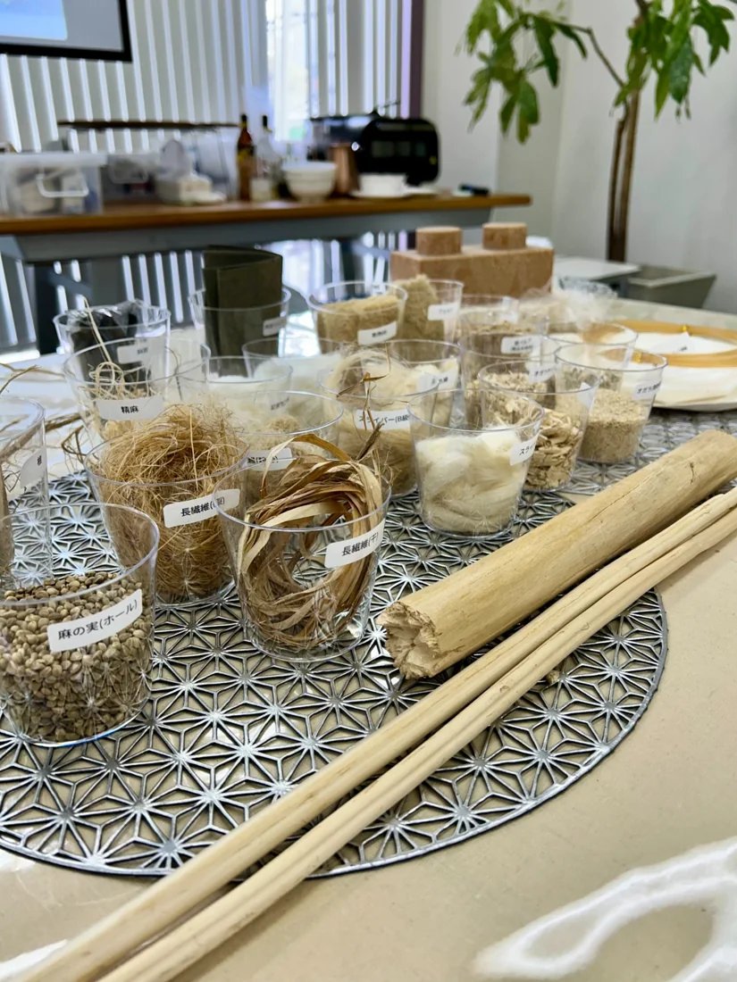 麻の茎や繊維、おがらなどの原料展示